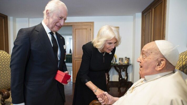 Đức Thánh Cha tiếp Vua Charles và Hoàng hậu Camilla của Anh