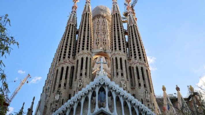Kiến trúc sư Antoni Gaudí, nhà thiết kế Đền thánh Sagrada Familia ở Barcelona, được tôn là “Đấng Đáng kính”