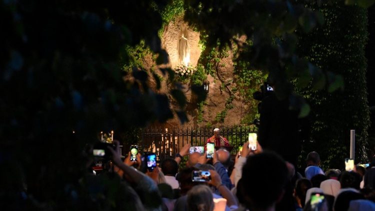 Rước nến và đọc kinh Mân Côi tại Vườn Vatican