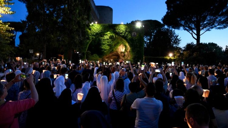 Rước nến và đọc kinh Mân Côi tại Vườn Vatican