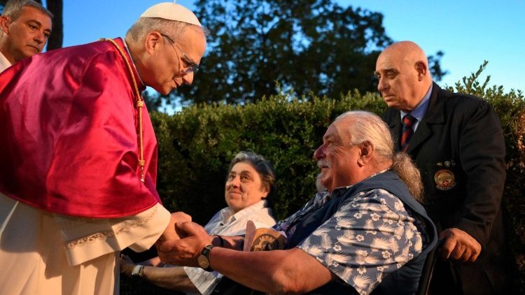 Rước nến và đọc kinh Mân Côi tại Vườn Vatican