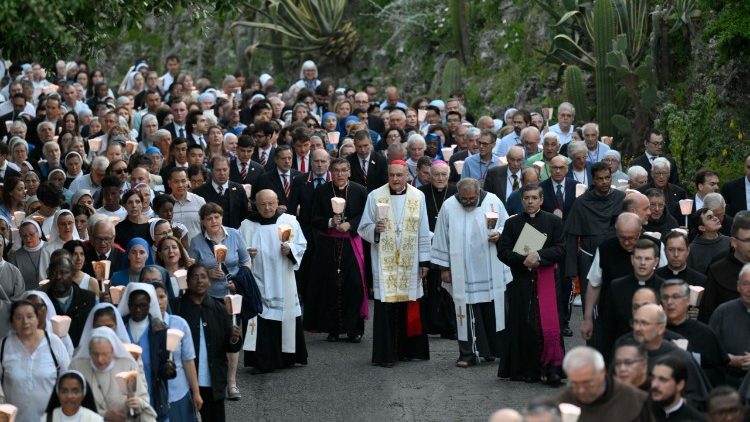 Rước nến và đọc kinh Mân Côi tại Vườn Vatican
