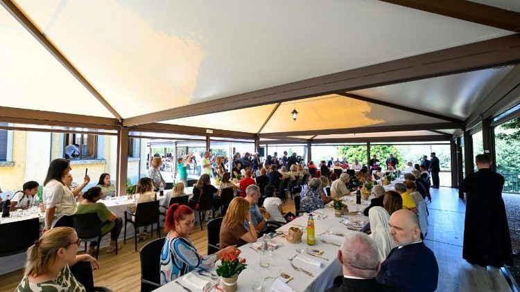 Những người nghèo cùng ăn trưa với ĐTC