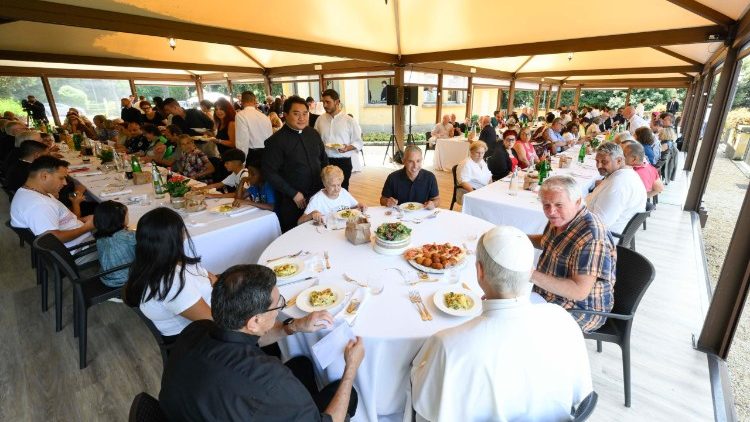 Đức Giáo hoàng dùng bữa với người nghèo của giáo phận Albano Laziale