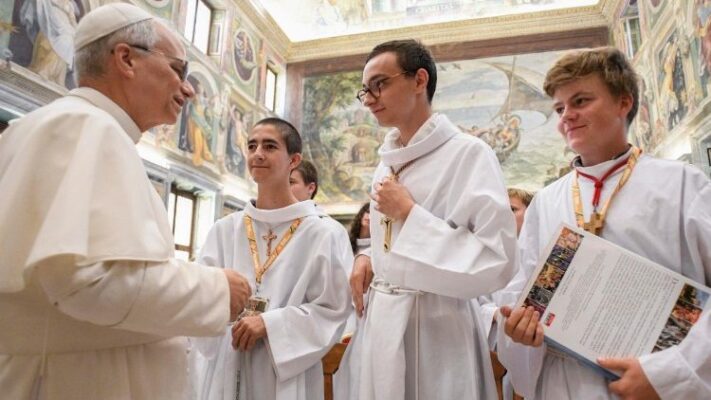 Đức Thánh Cha khích lệ các lễ sinh Pháp: Hãy để Thánh lễ trở thành trung tâm đời sống