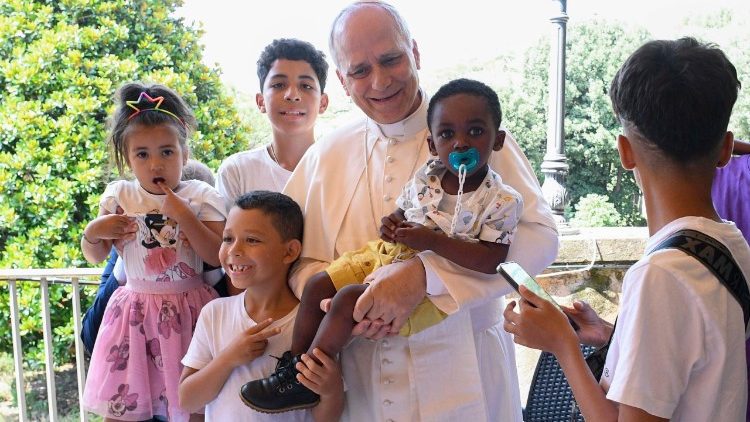 ĐTC với các em nhỏ vào cuối bữa ăn