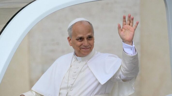 ĐTC Lêô XIV trả lời thư của một sinh viên: Chúng ta đừng mất hy vọng trong những thời khắc khó khăn