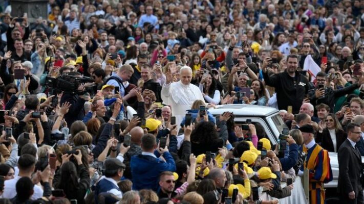 Đức Thánh Cha gặp gỡ và đối thoại với các nhóm và các tham dự viên Thượng Hội đồng