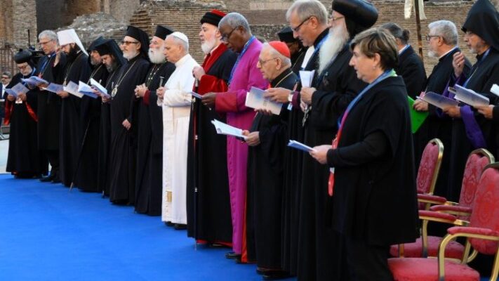 Đức Thánh Cha chủ sự giờ cầu nguyện liên tôn tại Colosseo cầu cho hòa bình